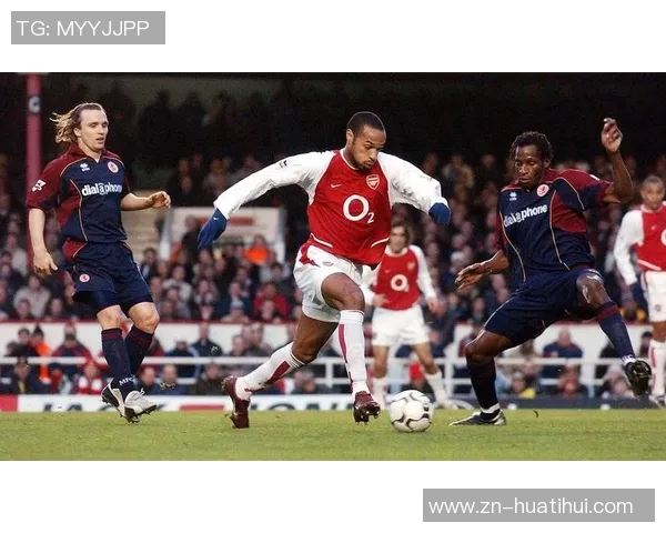 大力抽射技术精湛的足球明星背后的故事与成就解析